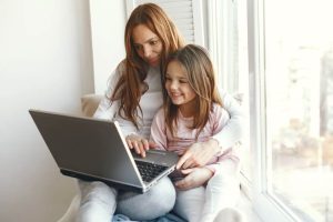 woman-with-daughter-using-laptop-computer-1